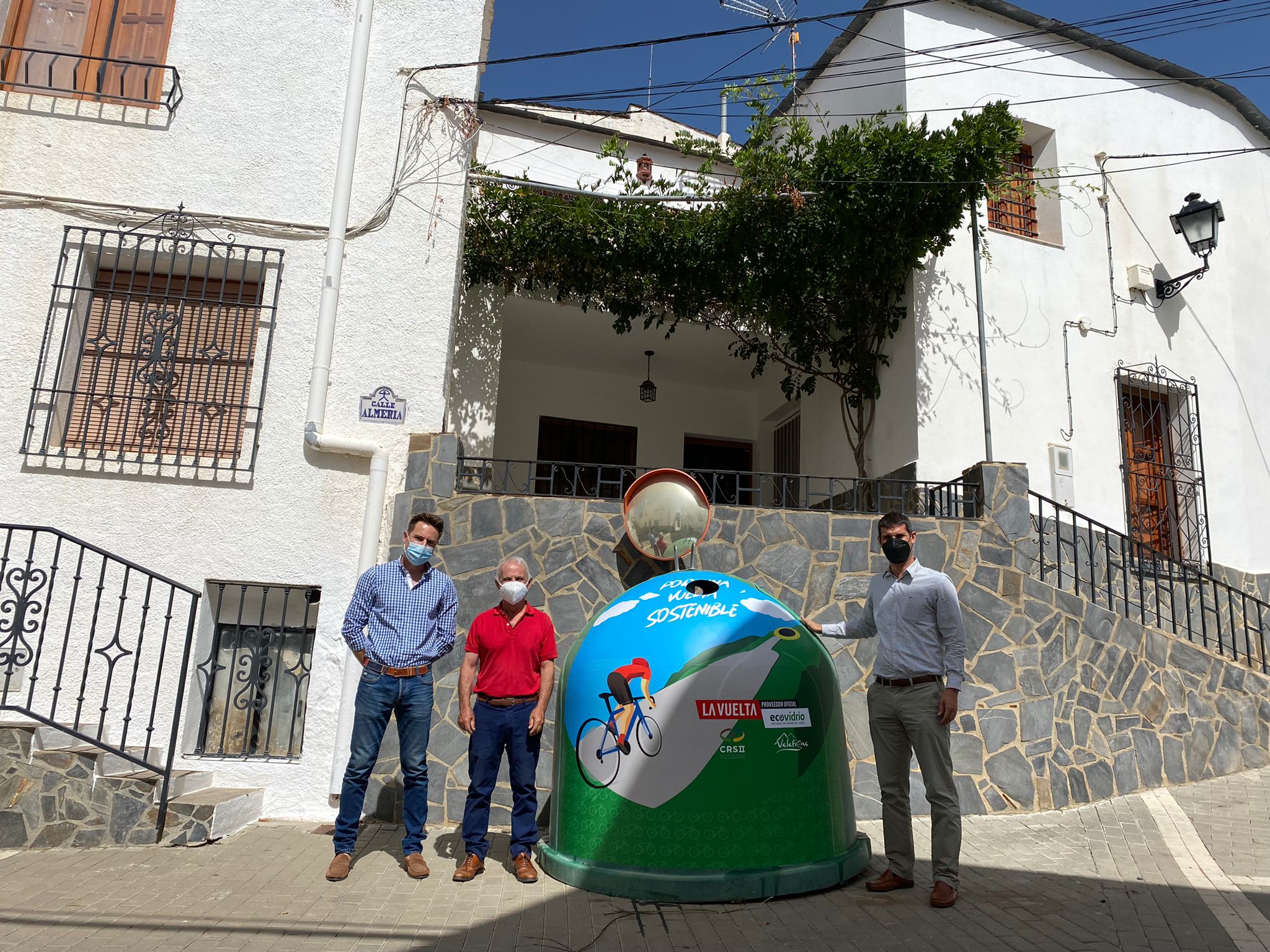  El Consorcio Sector II y Ecovidrio presentan en Velefique los contenedores vinilados para La Vuelta